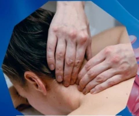 Profissional realizando manobra de massoterapia