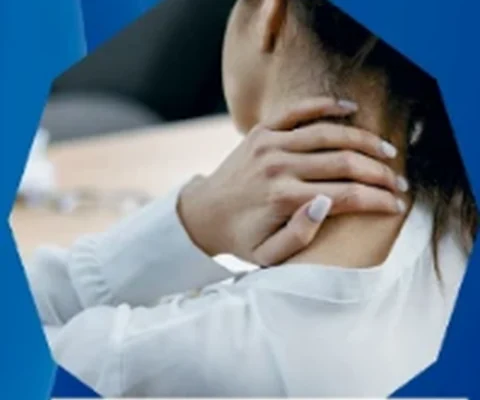 Pessoa segurando o pescoço, com desconforto cervical
