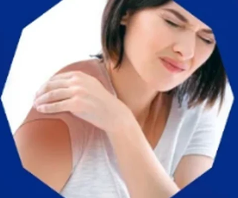 Mulher massageando o próprio ombro
